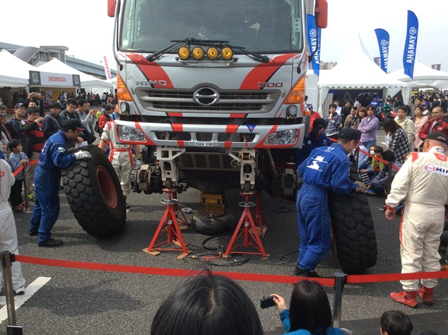モータースポーツジャパン2015のタイヤ交換デモンストレーションの様子