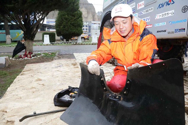 2号車のフラップを点検する井上順也