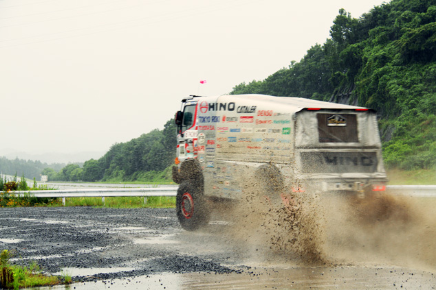 悪天候をものともせず、力強い走りを見せる菅原義正ドライバーの１号車