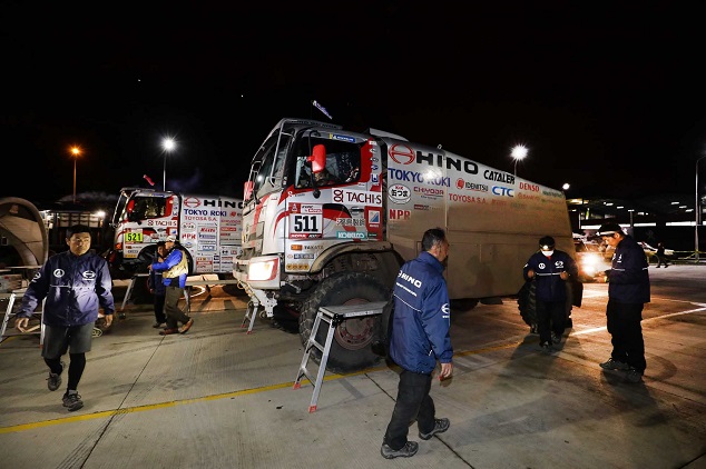 ラパスのビバークに到着した日野レンジャー2号車をメカニックたちが迎える