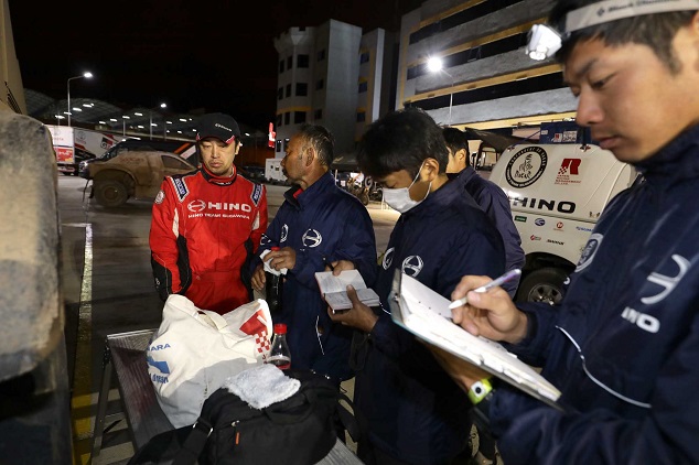 車両の状況を菅原照仁から聞くメカニックたち