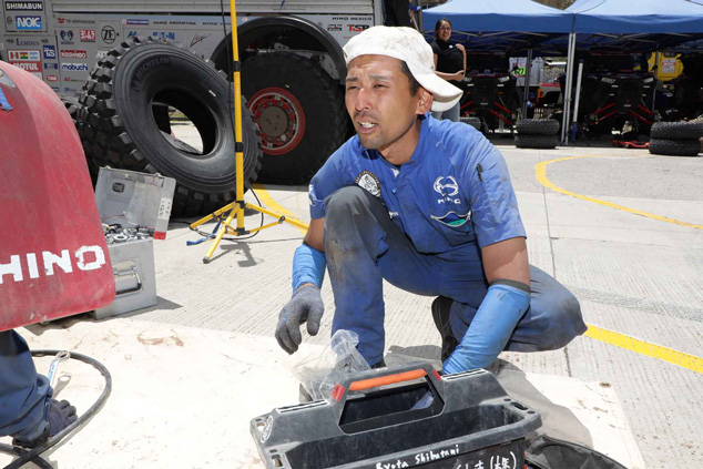 作業の手順を指示する山内愛一朗