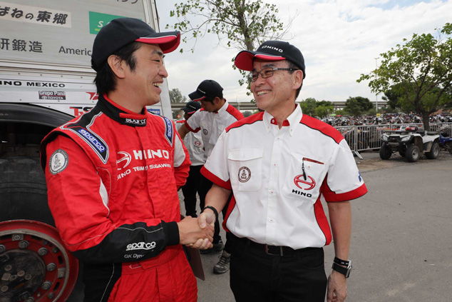 菅原照仁を労う日野自動車の市橋会長