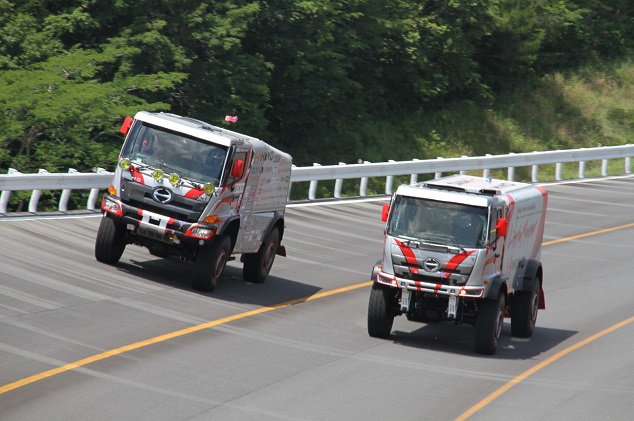 菅原義正ドライバーがハンドルを握る1号車(写真左)、菅原照仁ドライバーがハンドルを握る新型2号車(写真右)