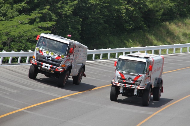 菅原義正ドライバーがハンドルを握る１号車（写真左）、菅原照仁ドライバーがハンドルを握る新型２号車（写真右）