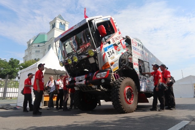 アストラハンのオペラバレエシアター横で車検を受ける日野レンジャー１号車