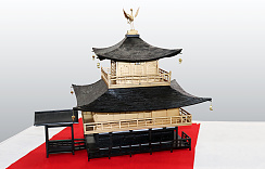 写真：板金科3年生が作り上げた、創作実習作品。お寺の建造物模型。
