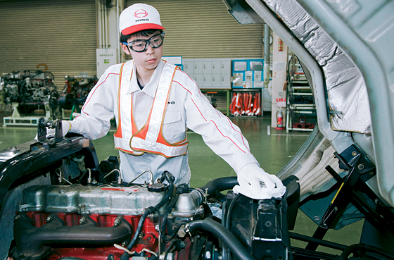 写真：実際の車両を使用した実習風景