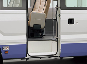 ●手動スイング扉＆ワンステップ