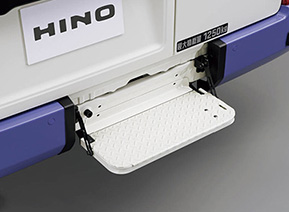 ●リヤステップ（折り畳み式）