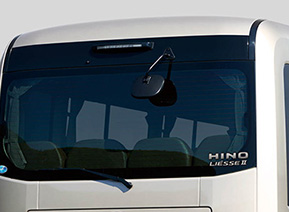 ●リヤウインド上部ブラックアウト［29人乗り］●リヤウインドUVカットグリーンガラス