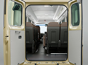 ●リヤ観音扉［25人乗り］●ラゲージスペース