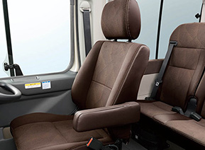 ●運転席リクライニング＆スライド機構●運転席ヘッドレスト（トリコット＋合成皮革）●運転席アームレスト