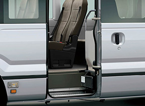 ●自動スイング扉＆ワンステップ●ステップカバー