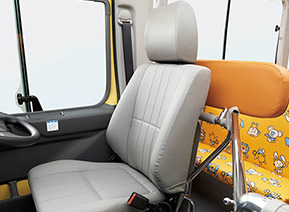 ●運転席リクライニング＆スライド機構●運転席ヘッドレスト（ビニールレザー）