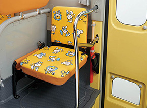 ●中央保護者席（ELR付2点式シートベルト付）