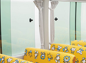 ●幼児専用サイドウインド（開度ストッパー付）