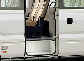 ●手動スイング扉＆ワンステップ