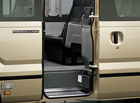 ●自動スイング扉＆ワンステップ●ステップカバー