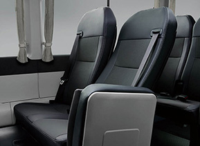 ●客席リクライニングハイバック●低反発座面クッション（客席・助手席）