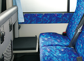 デラックス仕切+ガイド席もたれ+仮眠席（写真は仮眠席）ウインドトリム：モケット張りはオプション。