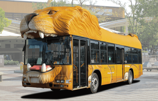 ライオンバスの車両写真。車両の色は、ライオンのように鮮やかな山吹色。車の顔の部分（フロント）には、ライオンの顔をモチーフにしたデザインが施されています。